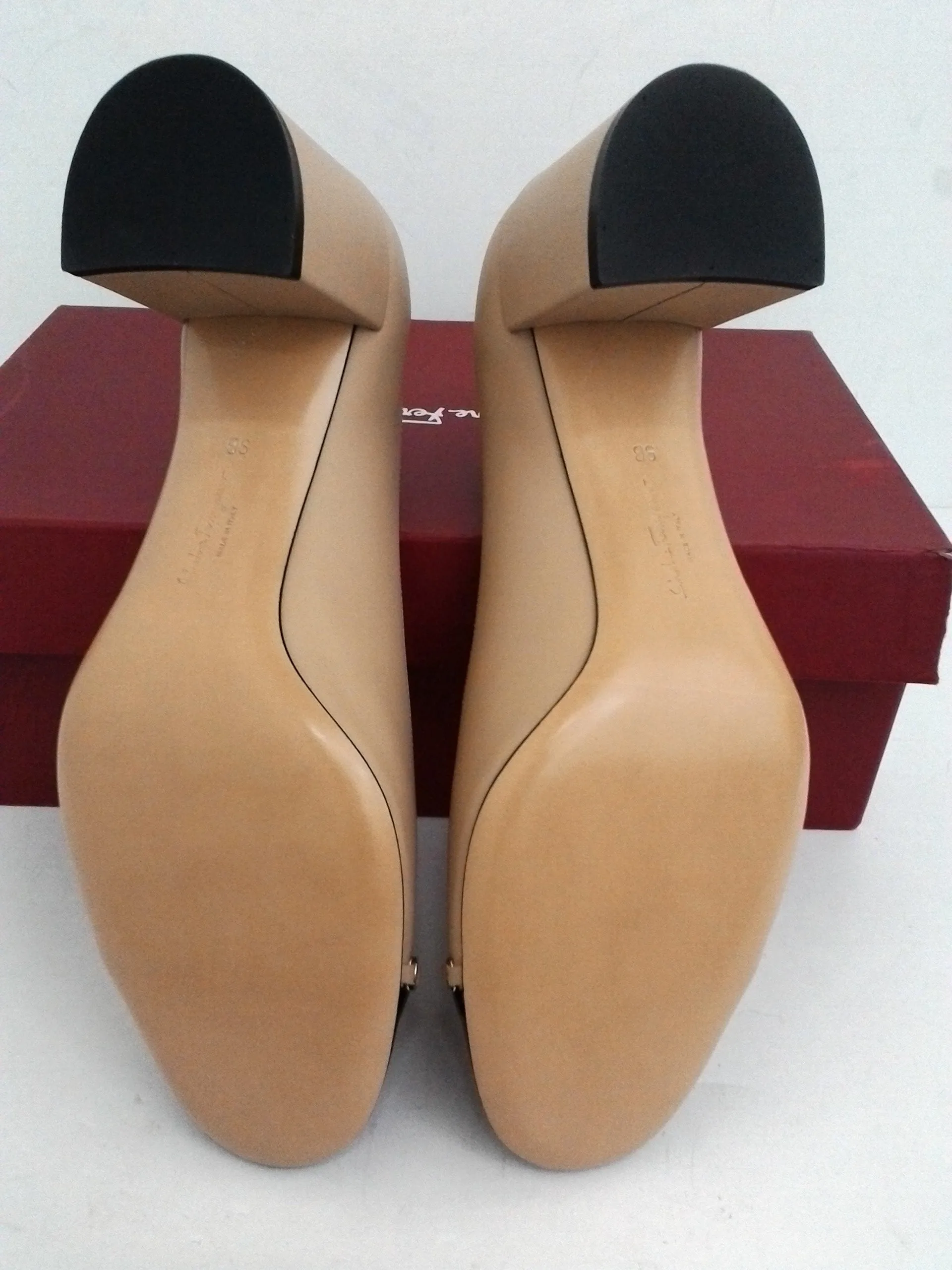 Salvatore Ferragamo Women's Avella Nude/Black Patent Size 9 B